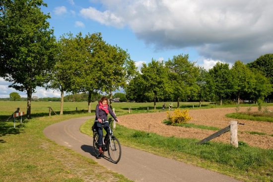 De fietsroute meandert met de Vecht mee. Fietsen door het Vechtdal van Duitsland naar Nederland, fietsvakantie