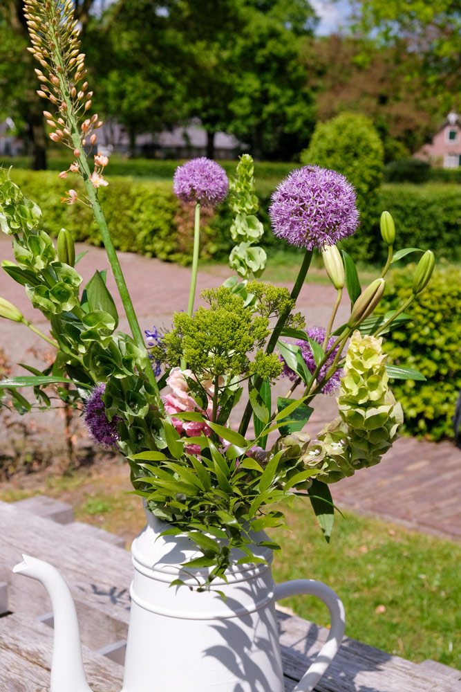 Mooie boeketten op tafel maken de Rheezer Kamer extra sfeervol. Fietsen door het Vechtdal van Duitsland naar Nederland, fietsvakantie