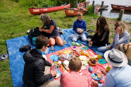 Lunchen met streekproducten tijdens de kano-tour in natuurgebied Ilperveld. Picknicken op Het Braamstuk in natuurgebied Ilperveld