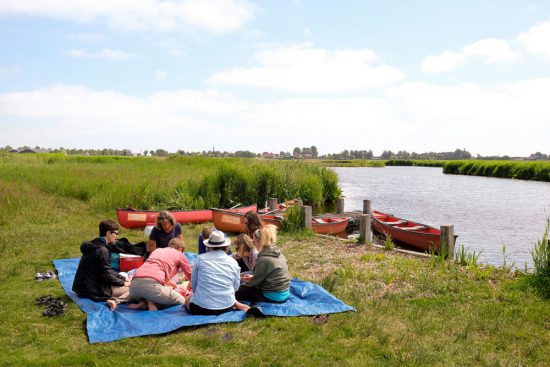 Picknicken op Het Braamstuk in natuurgebied Ilperveld. Wetlands Safari, kano tour in Ilperveld, de groene achtertuin van Amsterdam, n 