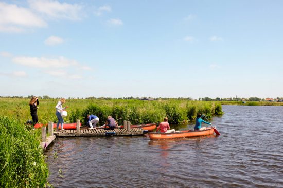 Aanleggen voor de lunch en een wandeling over het trilveen. Wetlands Safari, kano tour in Ilperveld, de groene achtertuin van Amsterdam, n