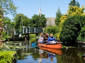 Kanoën door het pittoreske dorpje Watergang. Wetlands Safari, kano tour in Ilperveld, de groene achtertuin van Amsterdam, n