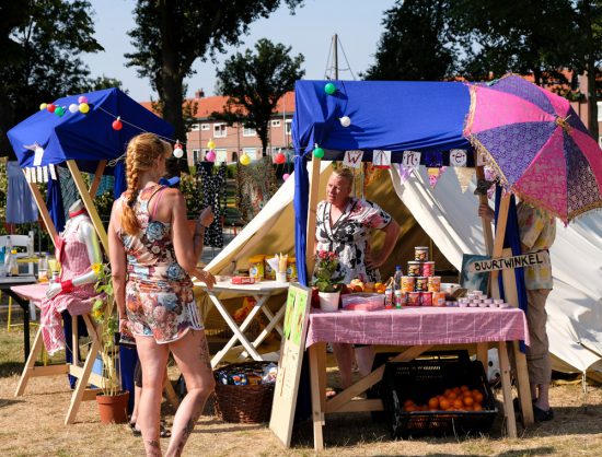 Buurtcamping in het Burg. in 't Veldpark in Zaandam. Er is zelfs een echte campingwinkel op de Buurtcamping in Zaandam