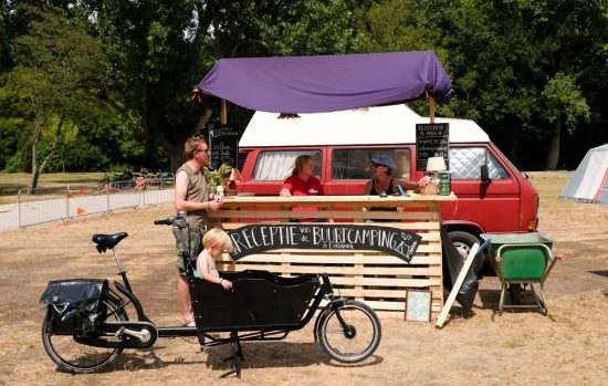 Buurtcamping in het Burg. in 't Veldpark in Zaandam. Even melden bij de receptie en je kunt je tentje opzetten op de Buurtcamping