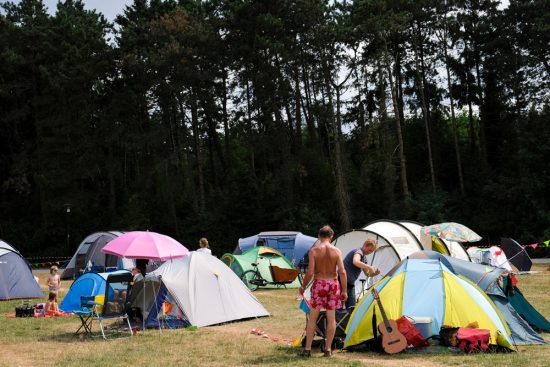 Buurtcamping in het Burg. in 't Veldpark in Zaandam. De Buurtcampings zijn razendpopulair en vaak al snel volgeboekt