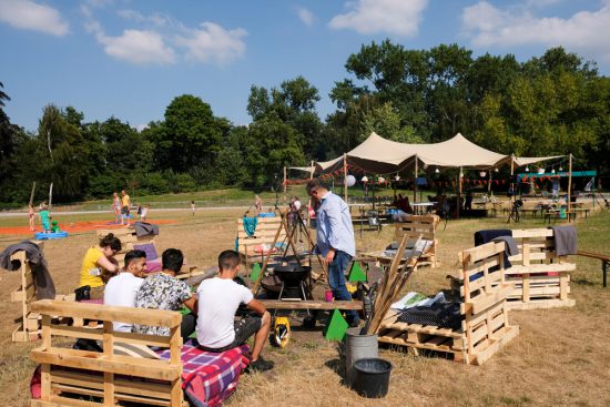 Buurtcamping in het Burg. in 't Veldpark in Zaandam. Samen koken en eten op de Buurtcamping in Zaandam
