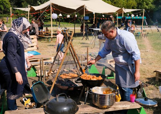 Buurtcamping in het Burg. in 't Veldpark in Zaandam. Samen koken en eten op de Buurtcamping in Zaandam