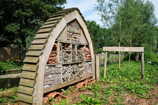 Bij de Kinderboerderij is ook een insectenhotel, Zaandam, Zaanstad, Darwinpark