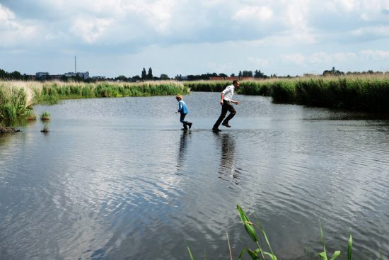 Wandelen over water in Natuurpark Guisveld in Zaandijk, Zaanstad, Nederland