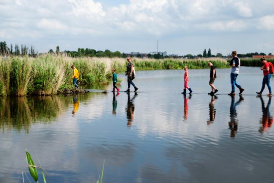 Wandelen over water in Natuurpark Guisveld in Zaandijk, Zaanstad, Nederland