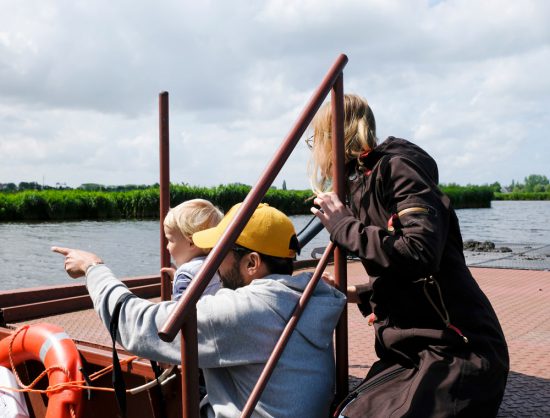 Ganzen, roofvogels, grutto's, er zijn veel vogels te zien tijdens de boottocht. Wandelen over water in Natuurpark Guisveld in Zaandijk, Zaanstad, Nederland. 