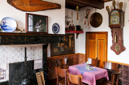 Het interieur van huiskamercafé Mommeriete. Fietsen door het Vechtdal van Duitsland naar Nederland, fietsvakantie