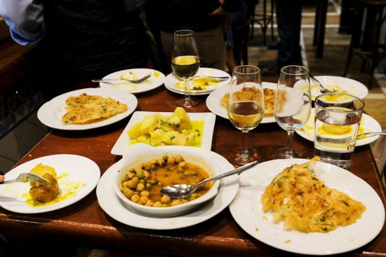 Een tafel vol tapas bij Barbiana sherrybar in Sevilla. Stedentrip Sevilla, Spanje, Seville, city trip