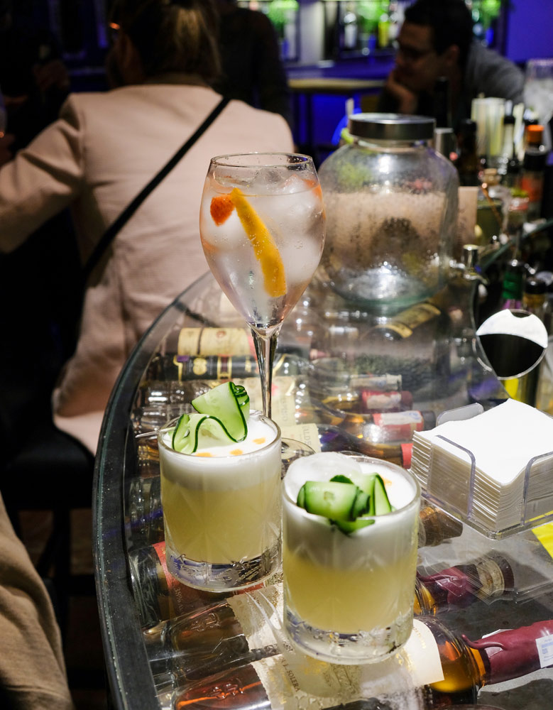 Cocktails drinken tijdens de food tour door Sevilla. Stedentrip Sevilla, Spanje, Seville, city trip