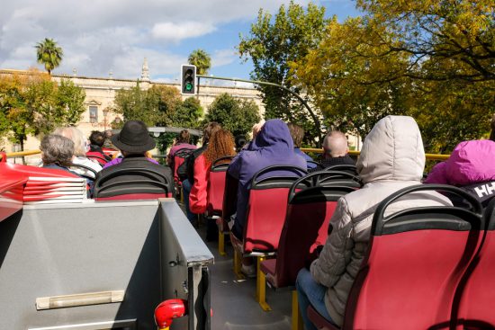 Sevilla verkennen met de hop-on hop-off bus. Stedentrip Sevilla, Spanje, Seville, city trip