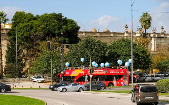 Sevilla verkennen met de hop-on hop-off bus. Stedentrip Sevilla, Spanje, Seville, city trip