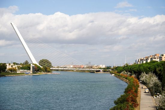 Met de hop-on hop-of bus de Guadalquivir over. Stedentrip Sevilla, Spanje, Seville, city trip