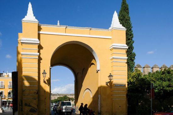 Stedentrip Sevilla, de stadspoort in de wijk Macarena, Sevilla