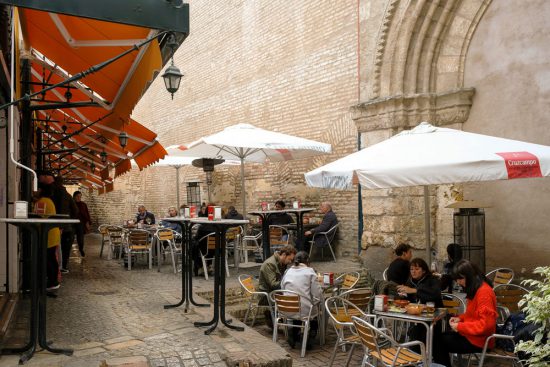 Stedentrip Sevilla, terras in de wijk Macarena, Sevilla