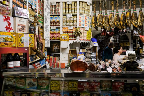 De winkel van abaceria Casa Morena staat bomvol etenswaren. Stedentrip Sevilla, Spanje, Seville, city trip