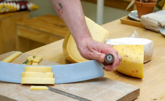 : kaas proeven bij de Lousbergmarkt. Sneukelen in Gent, stedentrip Belgie