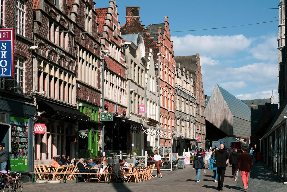 Na het sneukelen nog even genieten op een terrasje tijdens je stedentrip Gent. Sneukelen in Gent, stedentrip Belgie