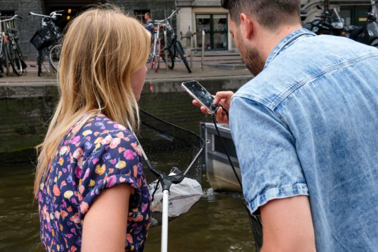 Yes, weer een stuk plastic uit de Amsterdamse grachten gevist. Plastic Whale vissen in de Amsterdamse grachten , de dag na Pride Amsterdam