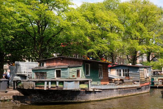 Afval dat niet in het netje past, mogen we niet meenemen.. Plastic Whale vissen in de Amsterdamse grachten , de dag na Pride Amsterdam