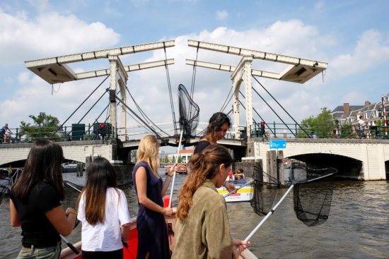 Relaxt en toch duurzaam zo'n middagje plastic vissen met Plastic Whale. Plastic Whale vissen in de Amsterdamse grachten , de dag na Pride Amsterdam