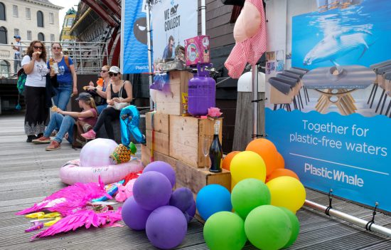 Er is altijd een prijs voor het meest originele object dat uit de gracht gevist is. Plastic Whale vissen in de Amsterdamse grachten , de dag na Pride Amsterdam