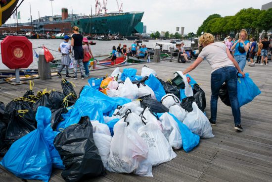 In totaal zijn tijdens dit Plastic Whale event bijna 100 zakken (plastic) afval uit de grachten gevist. Plastic Whale vissen in de Amsterdamse grachten , de dag na Pride Amsterdam