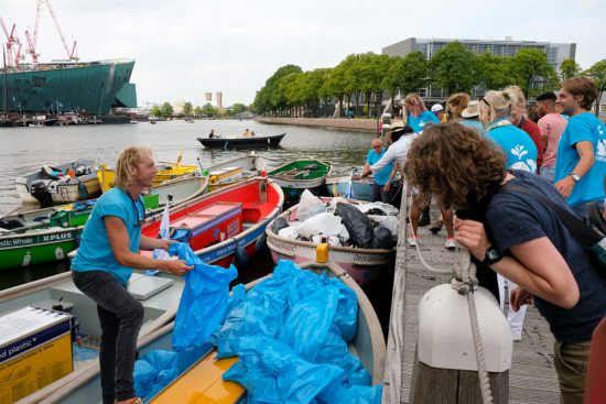 De zakken met plastic en ander afval worden gescheiden weggebracht.Plastic Whale vissen in de Amsterdamse grachten , de dag na Pride Amsterdam