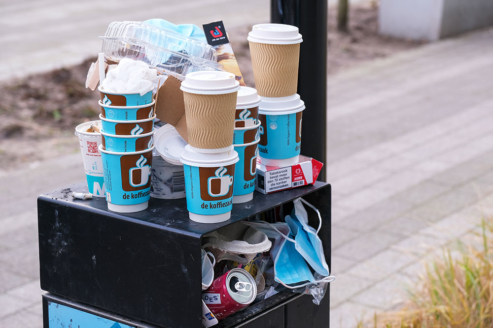 koffiebekers op een vuilnisbak