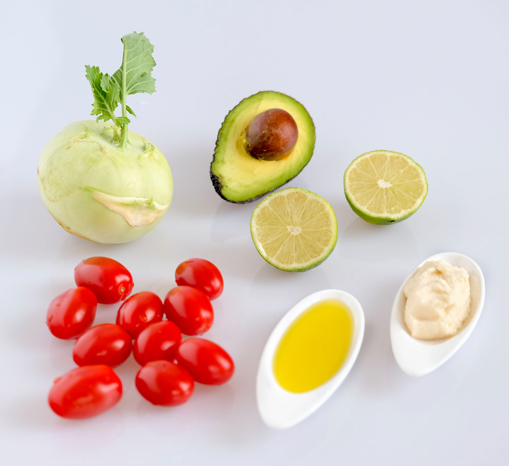 Ingredienten voor een zomerse koolrabi-avocadosalade: koolrabi, olijfolie, limoensap, mieriskwortel, avocado, snoeptomaatjes,