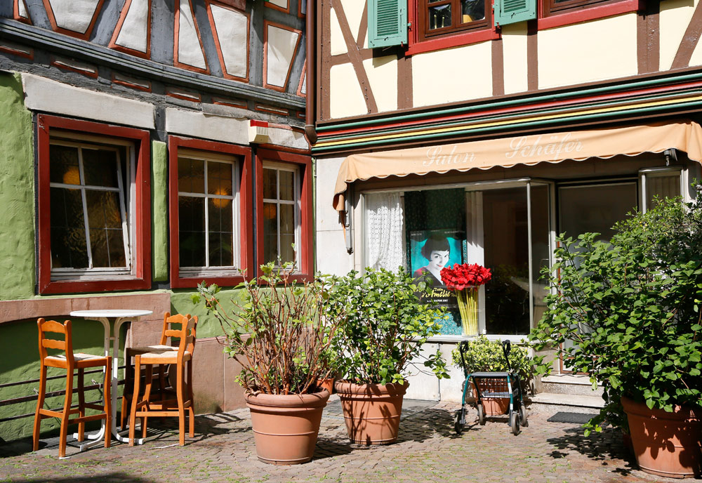 Koffie op een knus terras in Ladenburg langs de Bergstrasse. Fietsvakantie Die Bergstrass, Heidelberg, Duitsland, fiets, fietsroute, rondreis, standplaats 