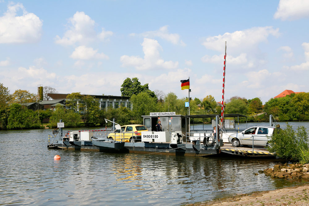 Met het veerpontje naar de overkant van de Neckar rivier. Fietsvakantie Die Bergstrass, Heidelberg, Duitsland, fiets, fietsroute, rondreis, standplaats