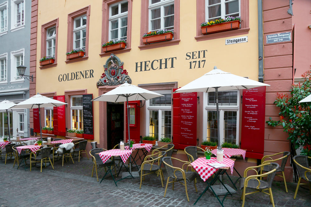 Traditioneel restaurant Goldener Hecht in Heidelberg . Fietsen over de Bergstrasse bij Heidelberg, Duitsland