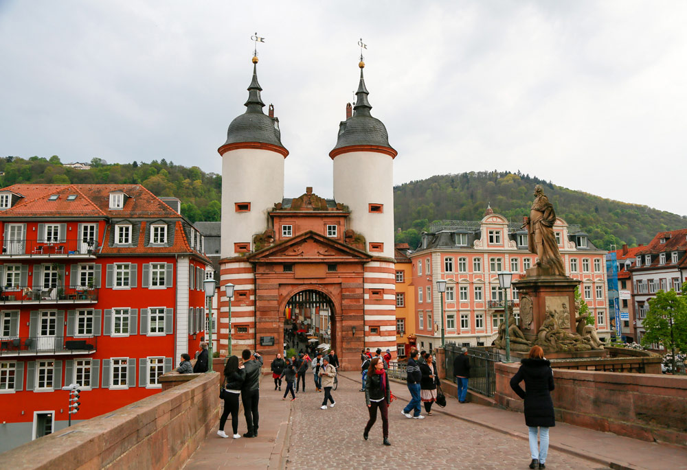 De mooiste brug over de Neckar ligt in Heidelberg. Fietsvakantie Die Bergstrass, Heidelberg, Duitsland, fiets, fietsroute, rondreis, standplaats 