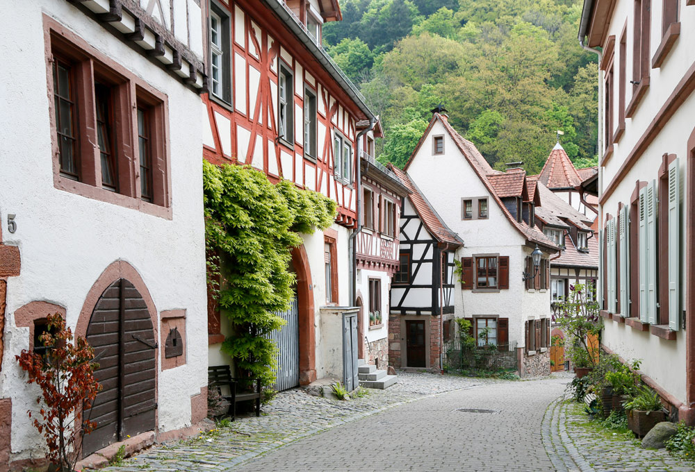 Een van de knusse straten in Weinheim. Fietsvakantie Die Bergstrass, Heidelberg, Duitsland, fiets, fietsroute, rondreis, standplaats 