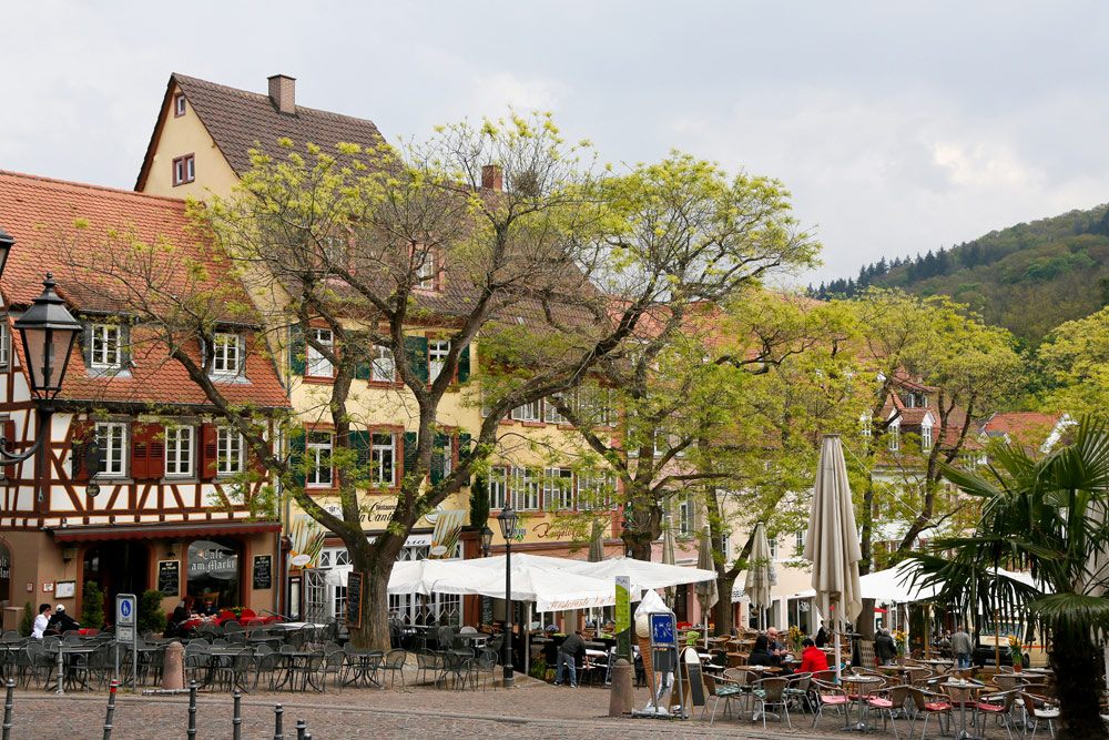 Koffietijd? Zoek een plekje op het centrale plein vol terrassen in Weinheim. Fietsvakantie Die Bergstrass, Heidelberg, Duitsland, fiets, fietsroute, rondreis, standplaats