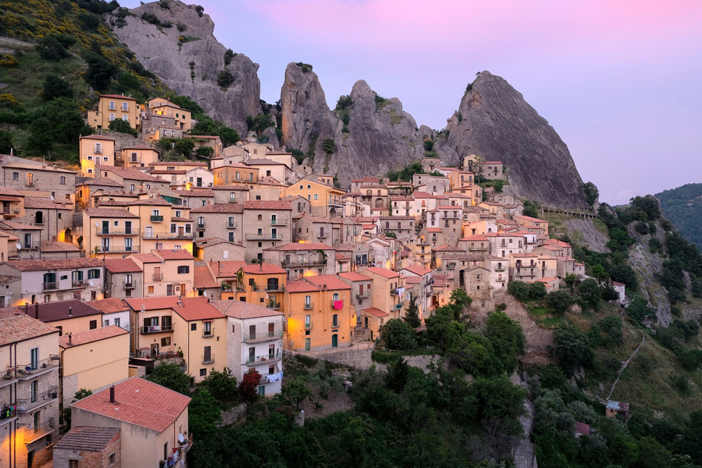 Zonsondergang in Castelmezzano, Basilicata, Italie. Rondreis Basilicata, Italie, langs Matera en ankele andere stadajes in de Kleine Dolomieten van Lucarna