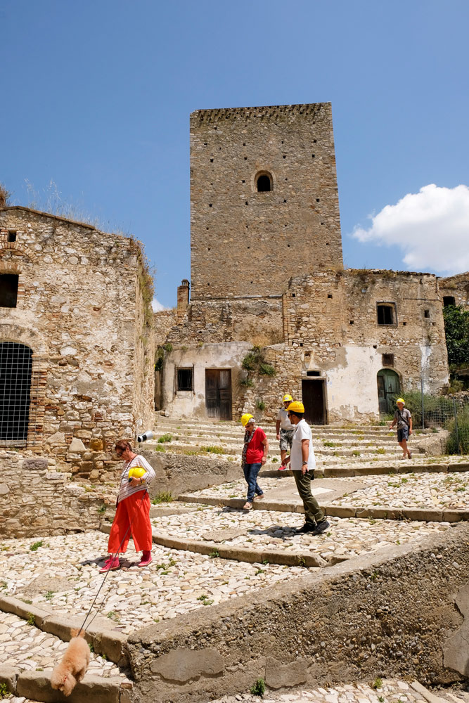 Met helm op op excursie in spookdorp Craco, Basilicata. Rondreis Basilicata, Italie, langs Matera en ankele andere stadajes in de Kleine Dolomieten van Lucarna