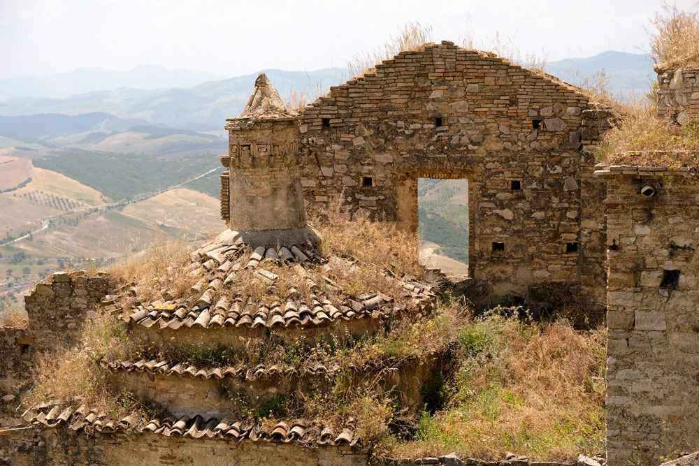 Uitzicht over de ruïnes van spookdorp Craco, Basilicata. Rondreis Basilicata, Italie, langs Matera en ankele andere stadajes in de Kleine Dolomieten van Lucarna