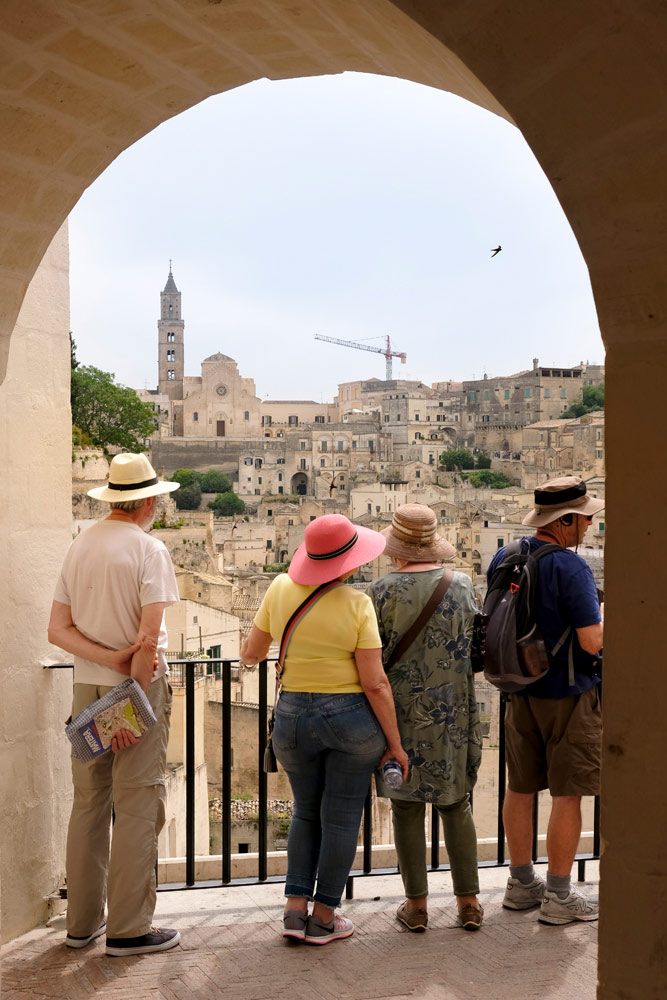 De eerste blik op sasso Barisano in Matera. Rondreis Basilicata, Italie, langs Matera en ankele andere stadajes in de Kleine Dolomieten van Lucarna