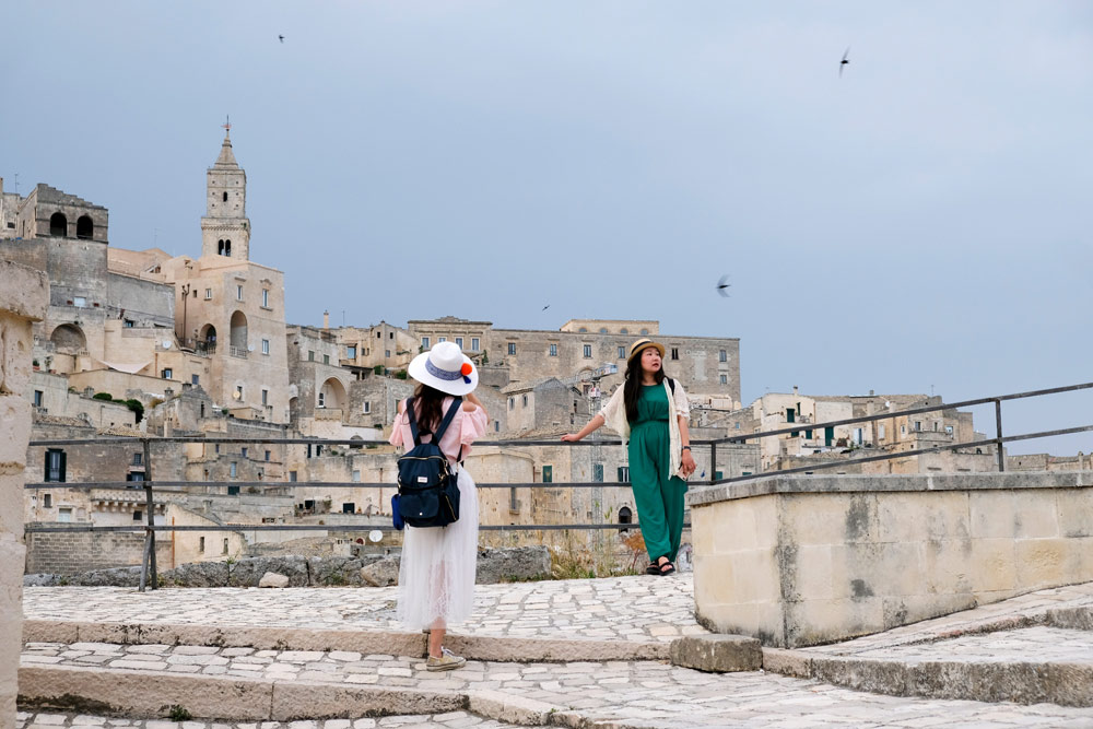 De sassi vormen een fotogenieke achtergrond. Rondreis Basilicata, Italie, langs Matera en ankele andere stadajes in de Kleine Dolomieten van Lucarna