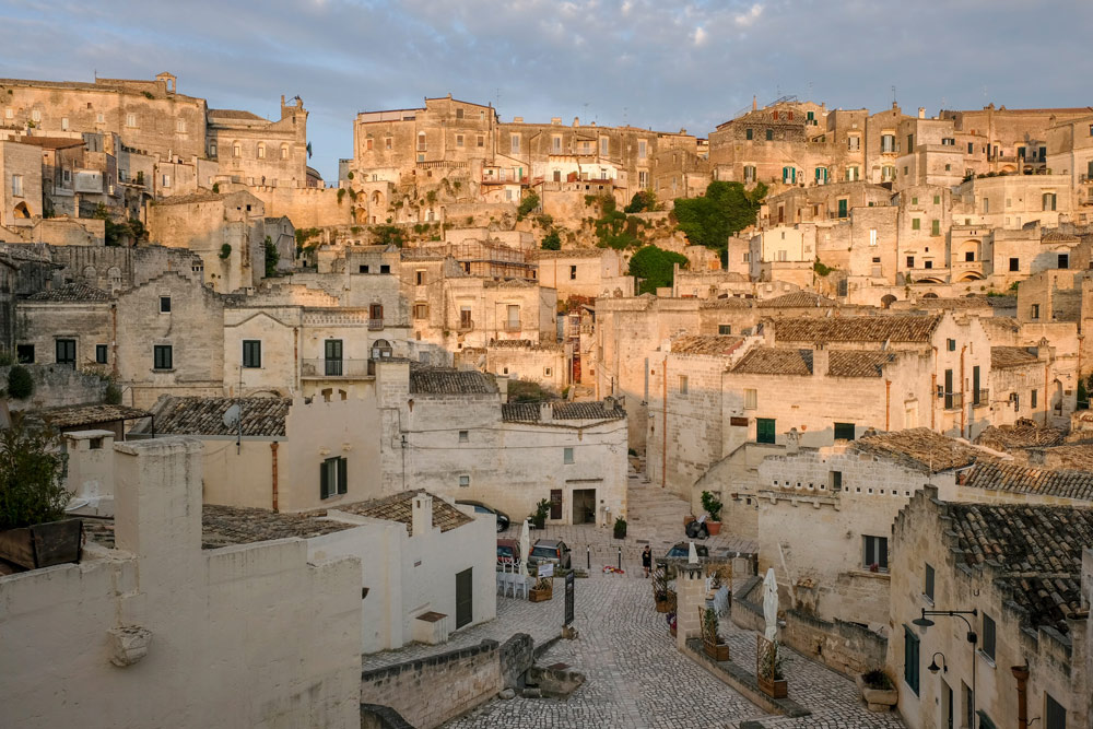 De sassi zijn tegen de berghellingen aangeplakt. Rondreis Basilicata, Italie, langs Matera en ankele andere stadajes in de Kleine Dolomieten van Lucarna