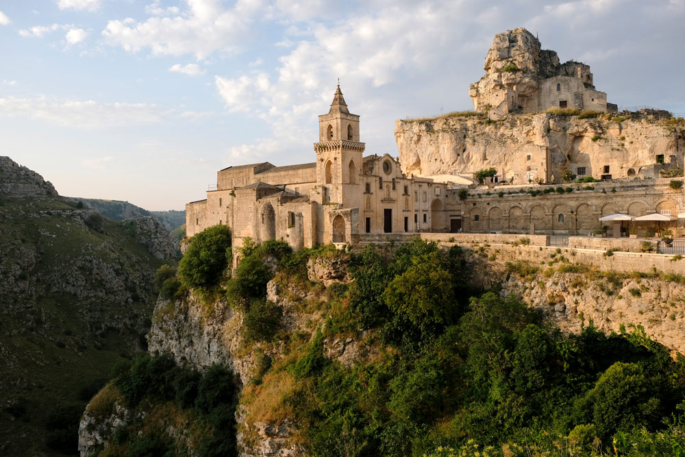 Een van de kerken van Matera, pal naast een ravijn. Rondreis Basilicata, Italie, langs Matera en ankele andere stadajes in de Kleine Dolomieten van Lucarna