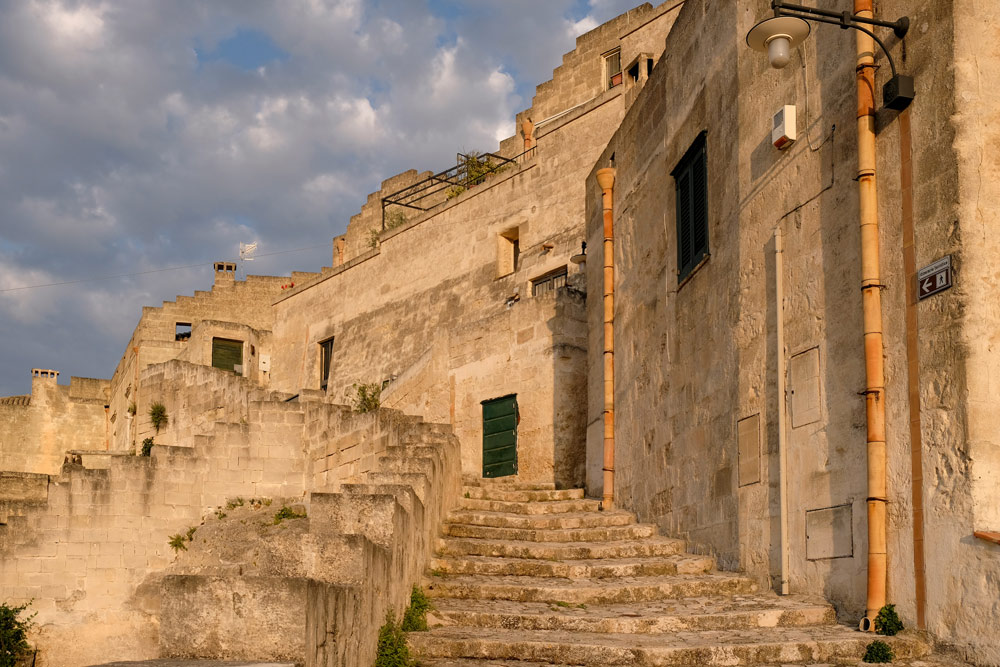 Wandelen door de sassi in de vroege ochtenduren. Rondreis Basilicata, Italie, langs Matera en ankele andere stadajes in de Kleine Dolomieten van Lucarna