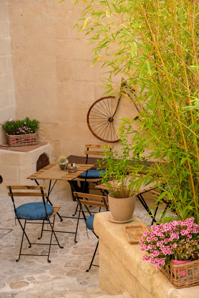 Her en der vind je terrasjes, privé of behorend bij B&B of café. Rondreis Basilicata, Italie, langs Matera en ankele andere stadajes in de Kleine Dolomieten van Lucarna