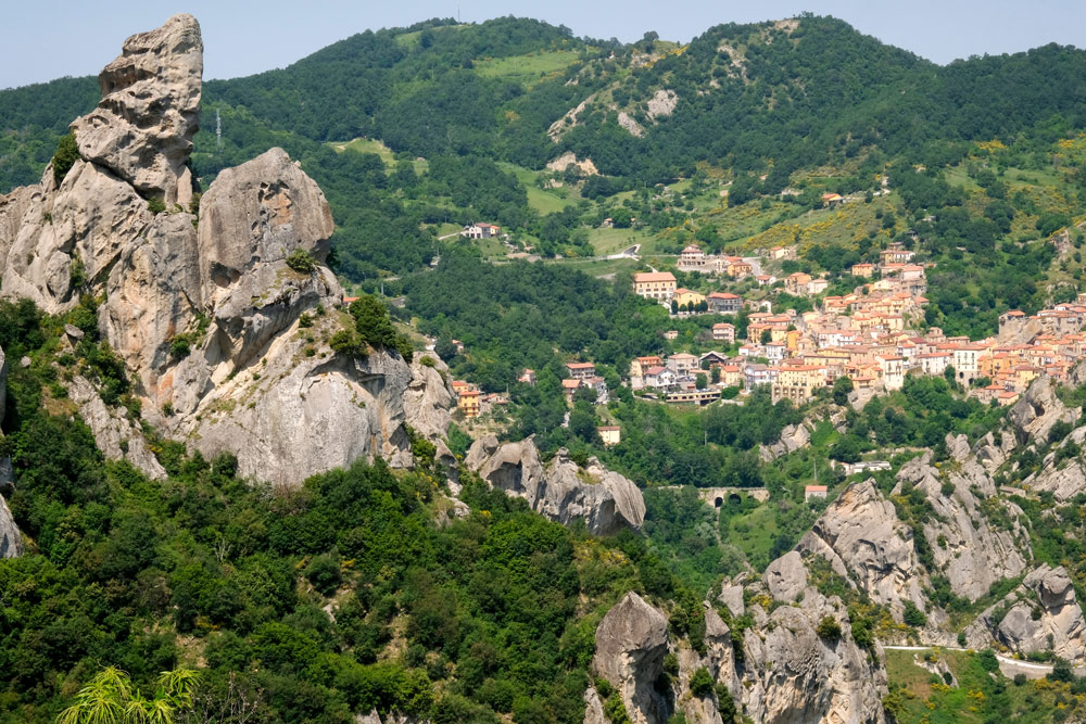 Pietrapertosa ligt verscholen in de Kleine Dolomieten van Lucane. Rondreis Basilicata, Italie, langs Matera en ankele andere stadajes in de Kleine Dolomieten van Lucarna